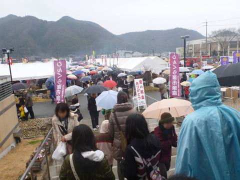 雨の中たくさんの人で賑わう楽市楽座