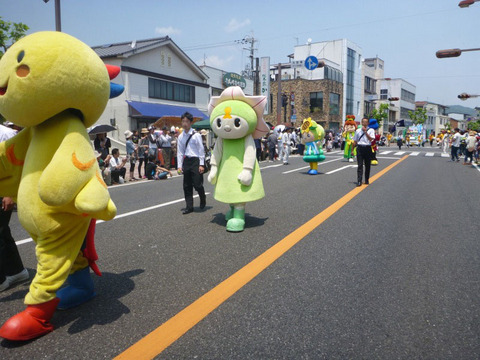 ゆるキャラのお友達とパレードに参加。(写真2)