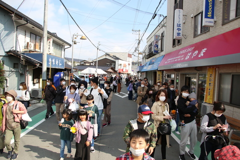 昨年は多くの人で商店街がにぎわいました