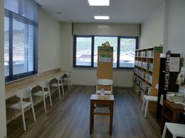 図書コーナー(交流広場内)